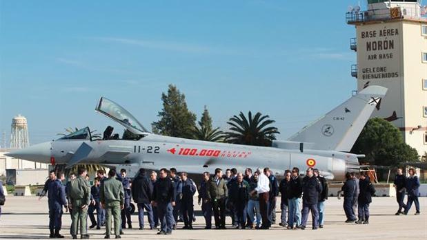 Alarma por el estruendo causado por un avión al romper la barrera del sonido en la campiña de Sevilla