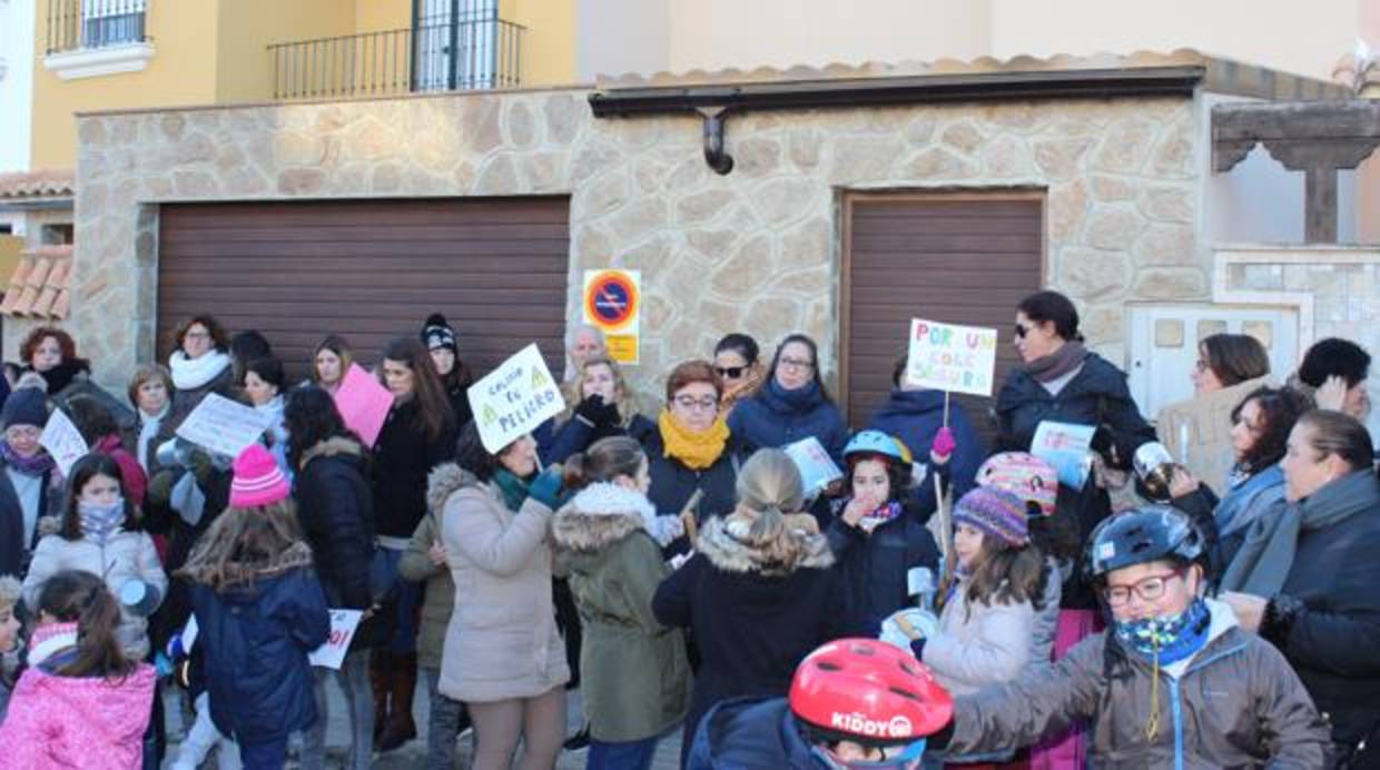 Los padres de alumnos seguirán concentrándose todas las mañanas y los alumnos, sin entrar en clase