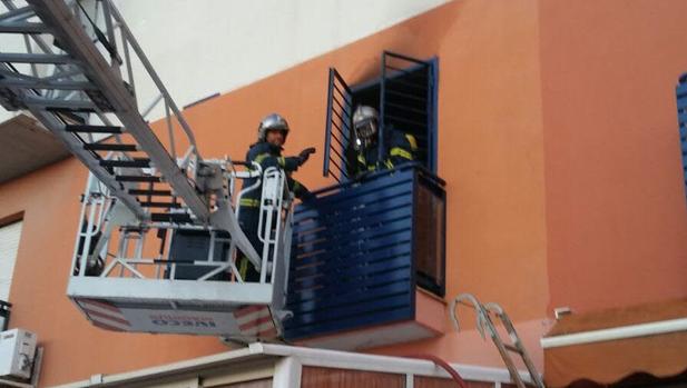 Dos intoxicados por inhalación de humo en un incendio en Puerto Real