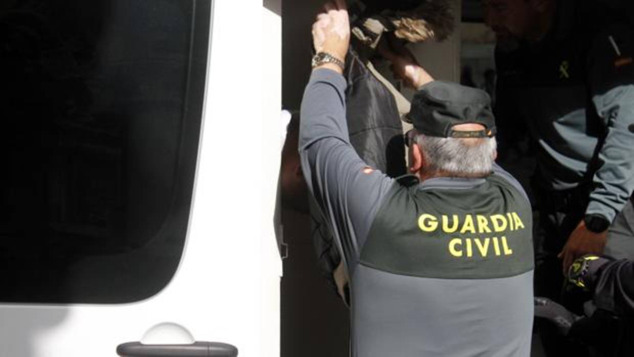 La Guardia Civil ha identificad y detenido a cuatro personas por el asalto de Carmona