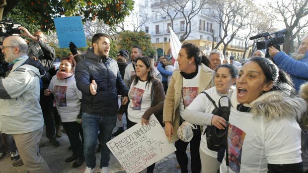 Triple crimen de Dos Hermanas: los detenidos llegan a los Juzgados entre gritos de «¡Asesinos!»