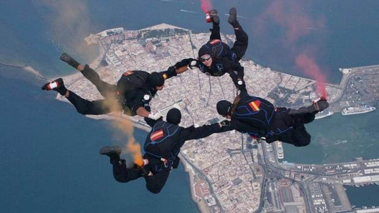 Así ven Cádiz desde el cielo los paracaidistas acrobáticos del Ejército