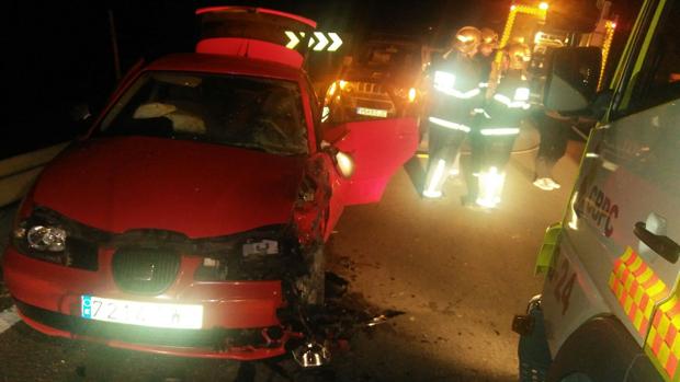 Los bomberos rescatan a dos heridos tras un accidente en Arcos