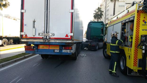 Accidente en la capital al soltarse la cabeza tractora de un camión