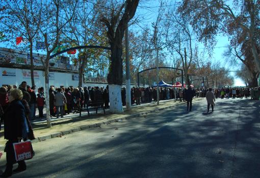 Largas colas se formaron para recibir un plato de migas