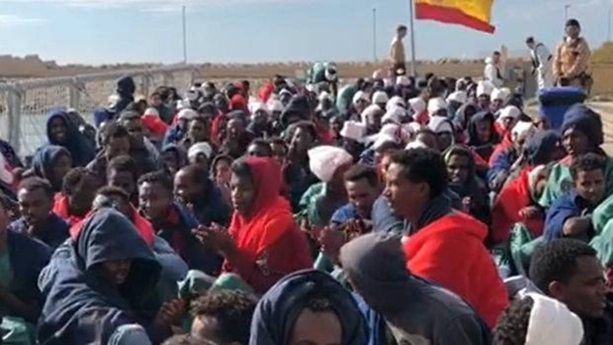 La fragata Santa María desembarca  a las 329 personas que rescató frente a las costas libias