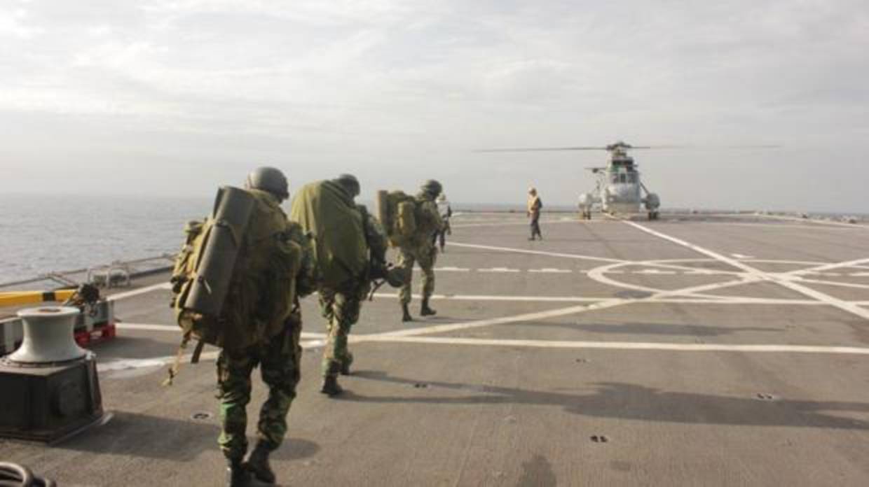 ‘Fuzileiros de Marinha’ se disponen a embarcar en un helicóptero desde un buque español.