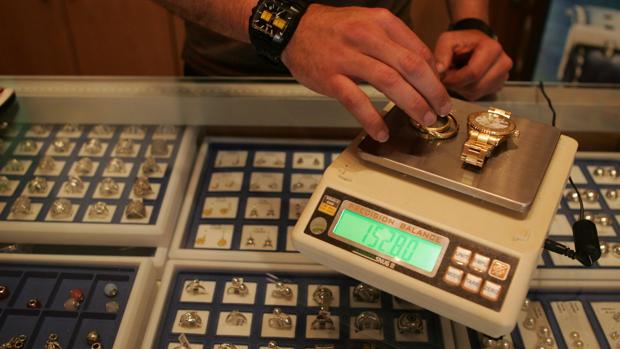 Roba las joyas de su exnovia e intenta venderlas