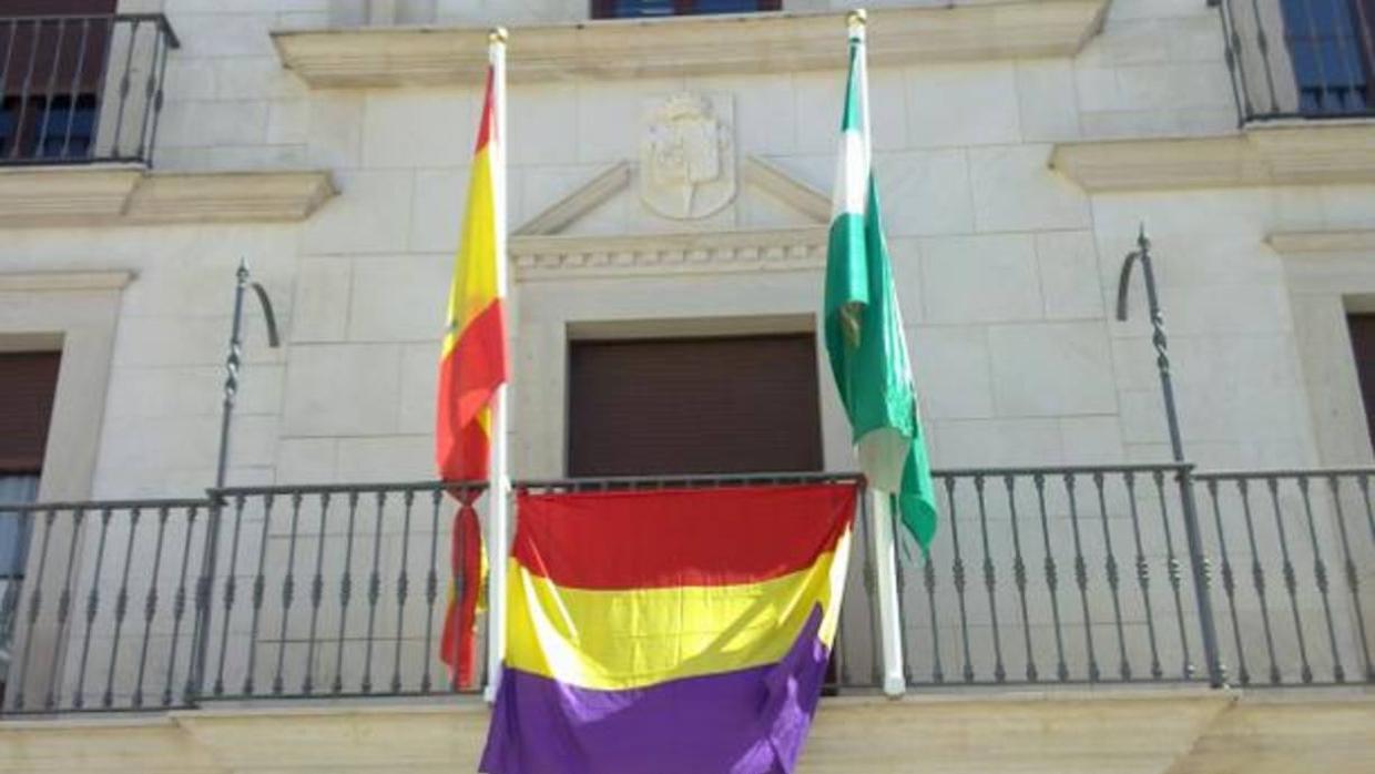 Imagen del balcón del Ayuntamiento de Gilena con la bandera republicana