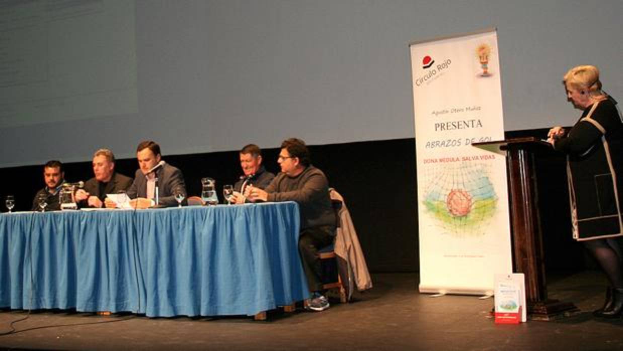 La presentación del libro ha tenido lugar en el Teatro Municipal Juan Bernabé