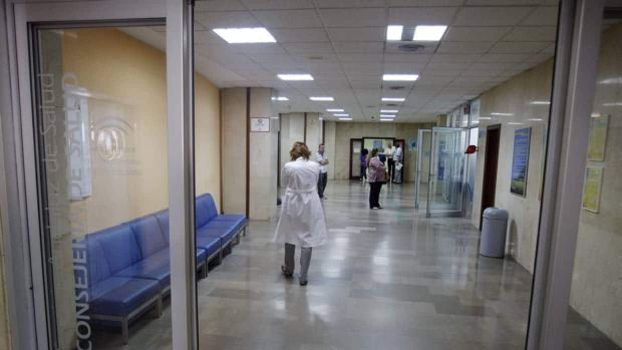 Agrede a dos médicos en el hospital Puerta del Mar