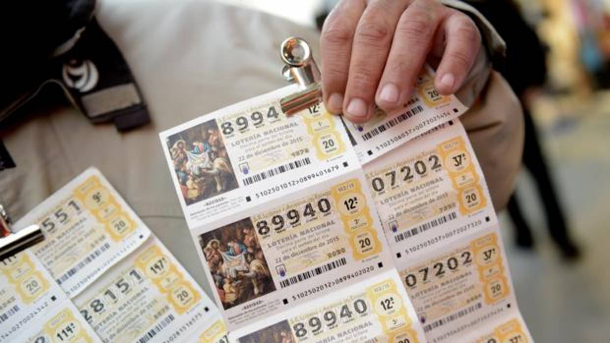 Un vendedor de lotería en una imagen de archivo