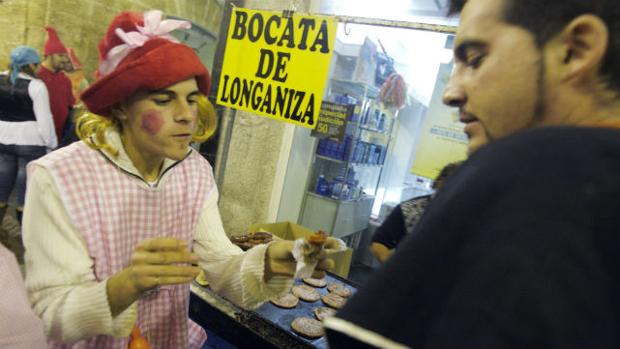 El Ayuntamiento de Cádiz advierte sobre la venta ambulante ilegal durante el Carnaval