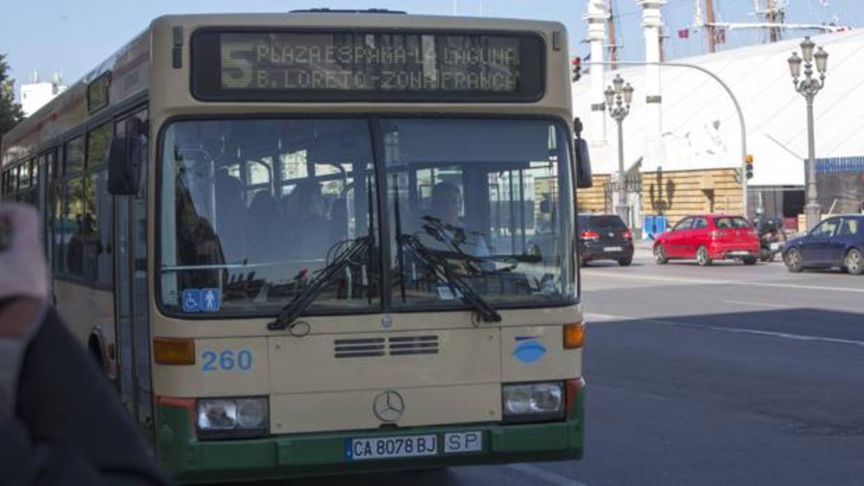 Los autobuses urbanos de Cádiz, «antiguos pero bien conservados», según una auditoría