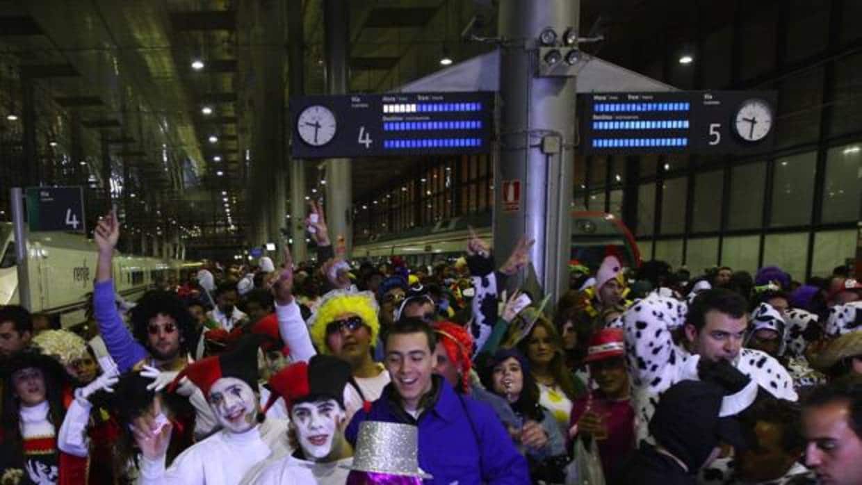Llegada masiva de público a la estación de trenes de Cádiz para disfrutar del Carnaval