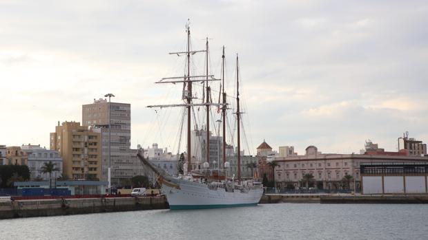 El buque escuela atracado en el muelle de Cádiz, listo para comenzar su crucero de instrucción.