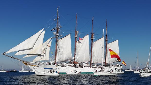 Cádiz se vuelca para despedir a su embajador en tierra y en el mar