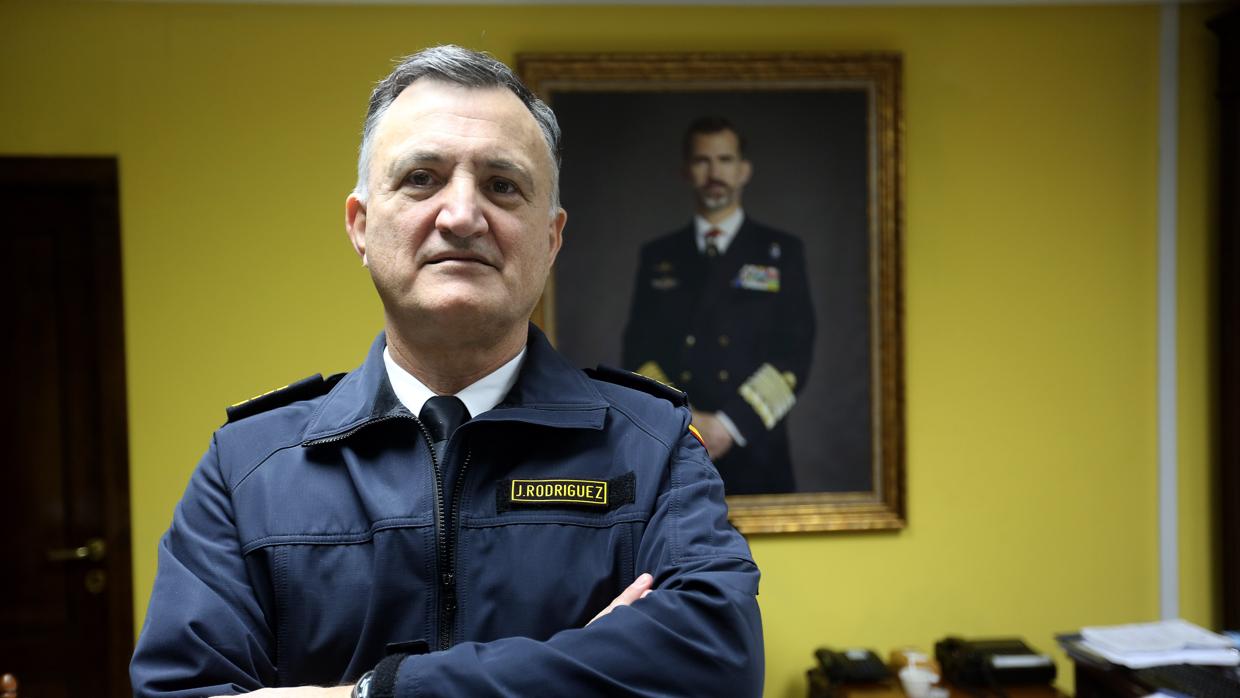 El almirante Rodríguez Garat, en su despacho del Cuartel General de la Flota en la Base Naval de Rota.