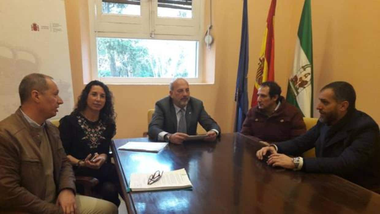 El subdelegado del Gobierno en Sevilla reunido con representantes de la Plataforma de vecinos de Soto Alto de Gelves