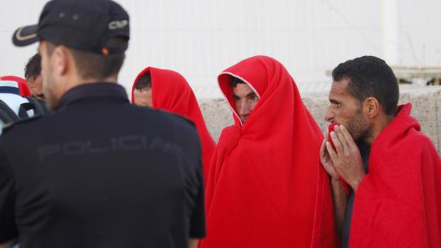 Ascienden a 39, tres menores, los inmigrantes rescatados en el Estrecho