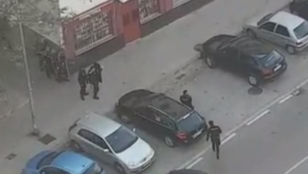 Ceutí, 19 años, y con antecedentes, así es el hombre armado que se busca en Algeciras