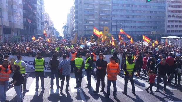 Clamor multitudinario en Cádiz por la equiparación salarial