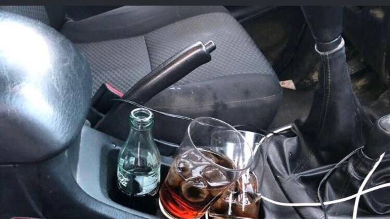 Dos cubatas y una botella de refresco en el interior del vehículo cuyo conductor no pudo ni pasar el control de alcoholemia