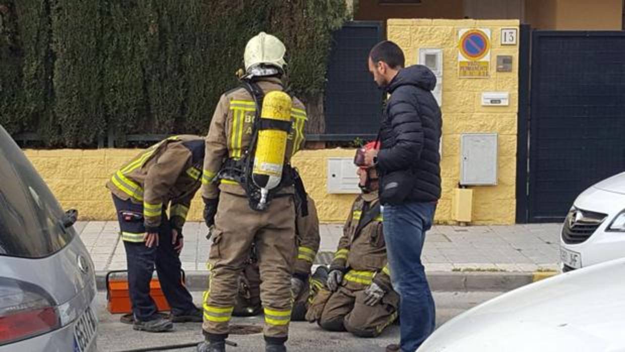 Operarios del Cuerpo de Bomberos han acudido a controlar la situación