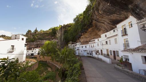 Setenil de las bodegas se caracteriza por su casco urbano encajado en la roca