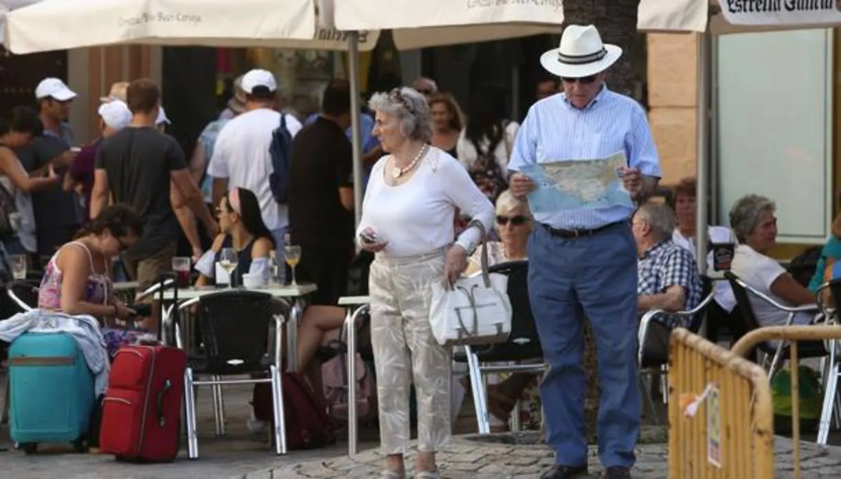 Turistas en las calles del casco histórico de Cádiz