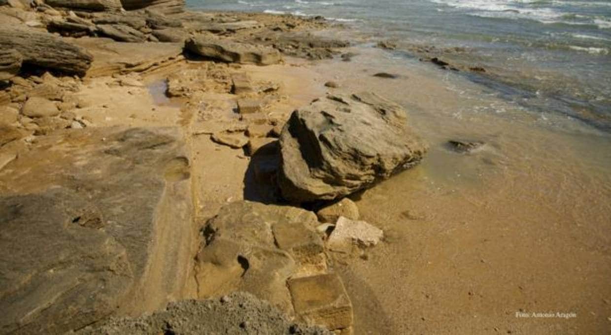 El temporal descubre restos arqueológicos de una construcción en el Tómbolo de Trafalgar