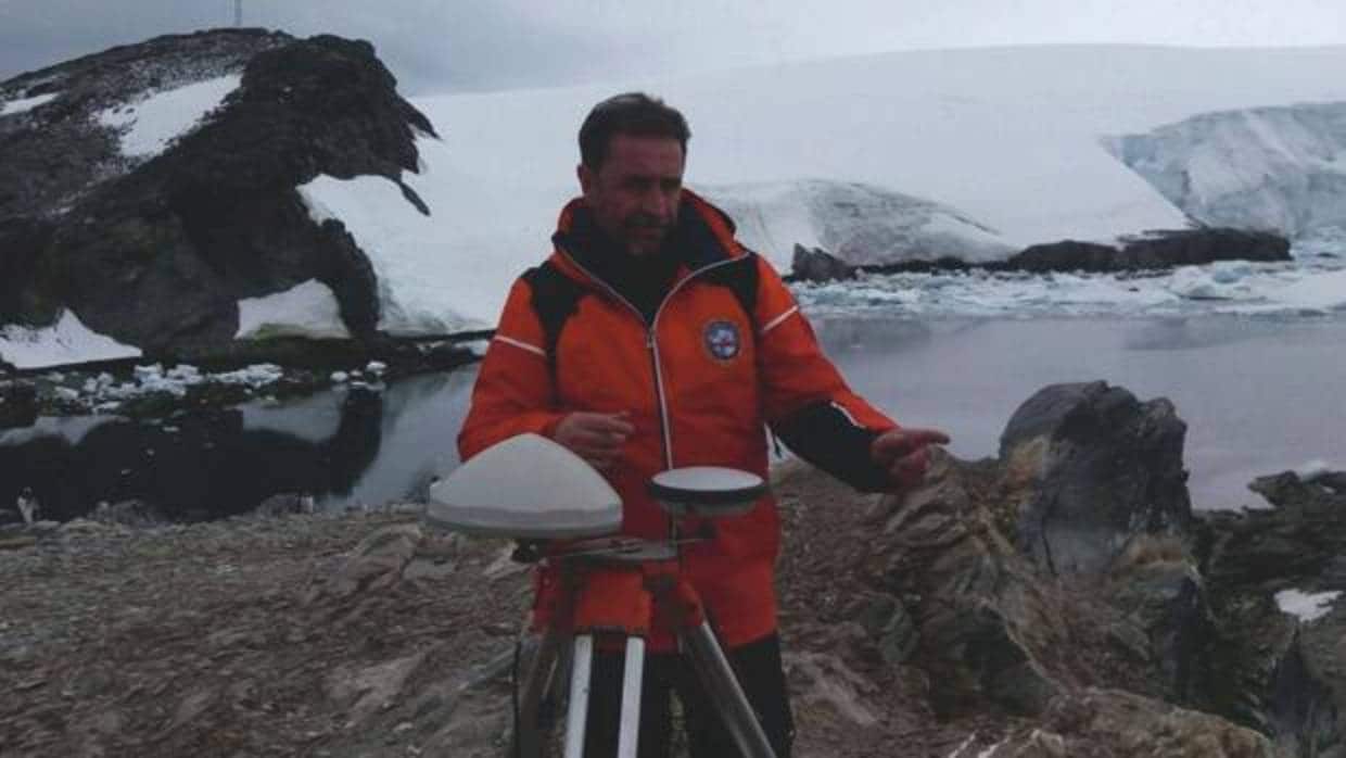 El capitán de fragata Montojo, en la Antártida, en una imagen facilitada por la Armada.