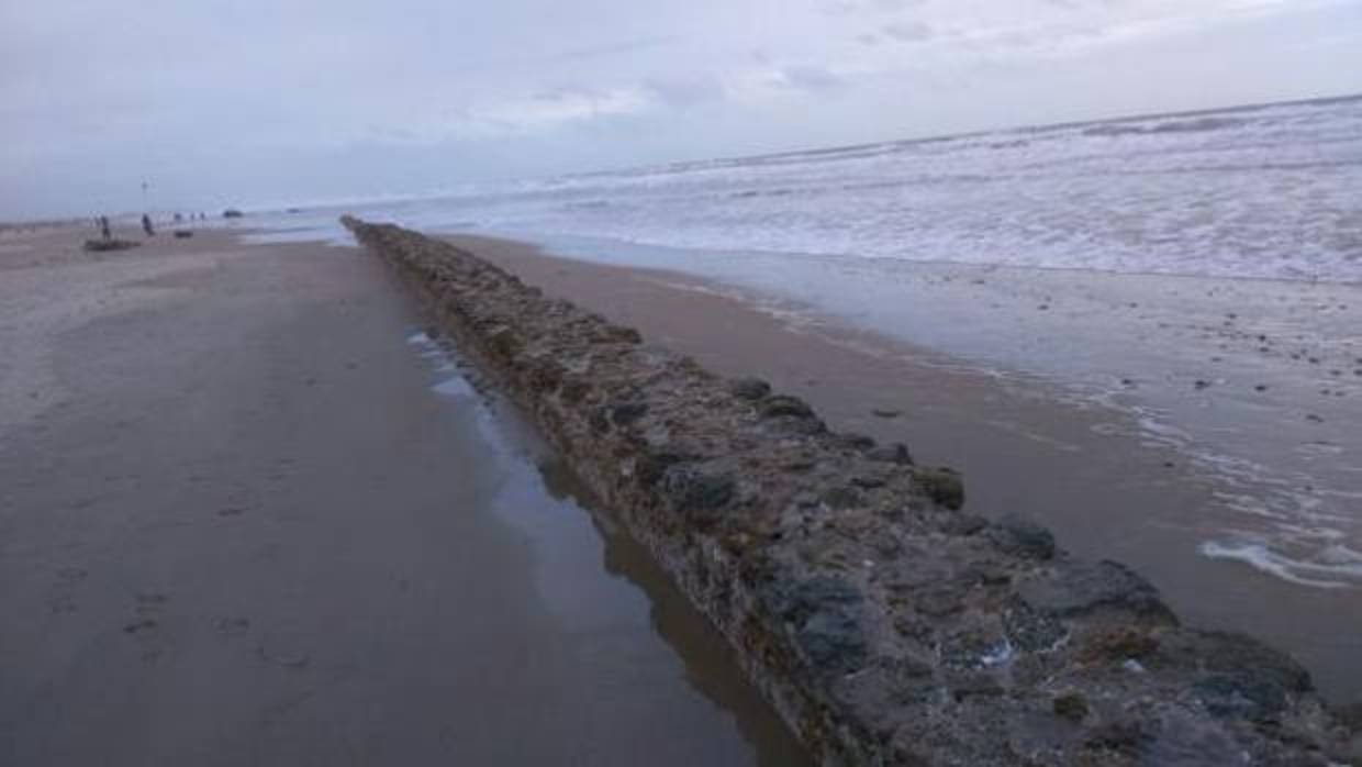 Un tramo de la calzada del siglo XVII-XVIII hallada en la playa de Cortadura