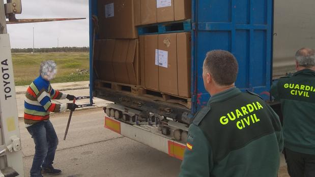 Cuatro detenidos y casi 8.000 kilos de tabaco picado en la localidad sevillana de Fuentes de Andalucía