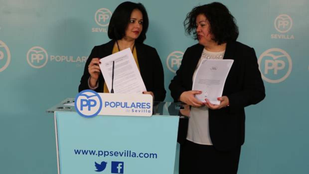La presidenta del PP de Sevilla, Virginia Pérez, y la portavoz popular en Huevar, María Eugenia Moreno