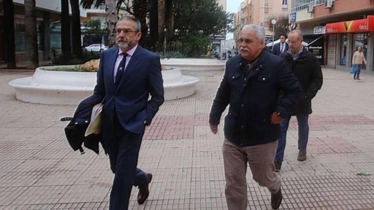 Andres Beffa (derecha) entra en los juzgados acompañado de su abogado. Atrás, el director técnico.