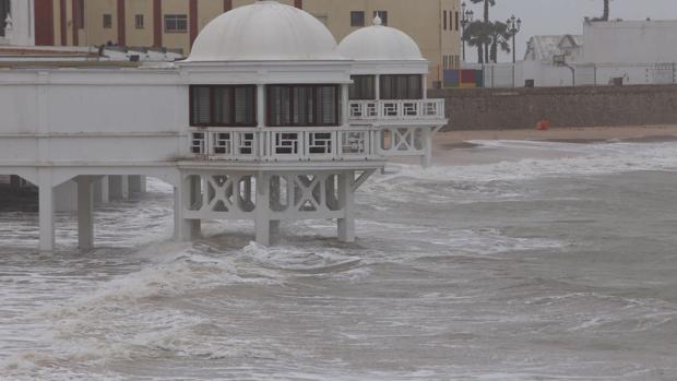 Cádiz se prepara para la furia de la borrasca 'Félix'