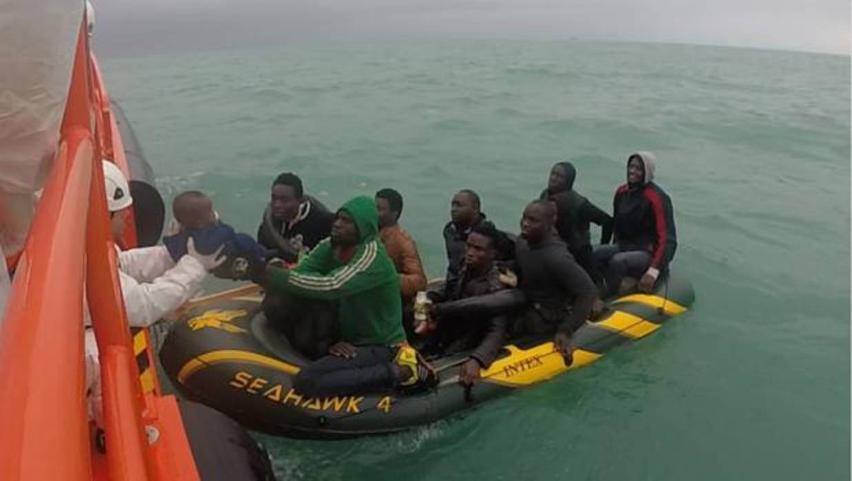 Rescatados 18 inmigrantes, entre ellos un bebé, de dos pateras en aguas del Estrecho