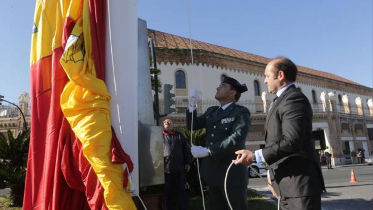 Juan José Ortiz, en 2014, el acto de izado de la bandera española en el homenaje a la Constitución.