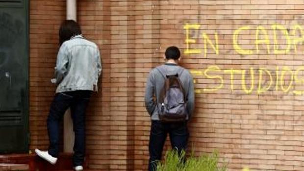 Multan con 75 euros a una vecina por orinar en la puerta de una casa durante carnavales