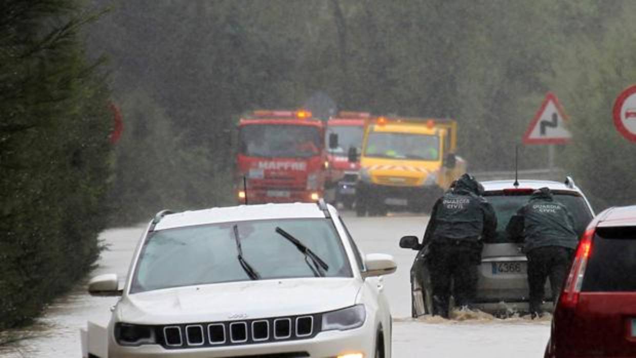 Coches atrapados en la carretera A-2102 en el término municipal de San Roque