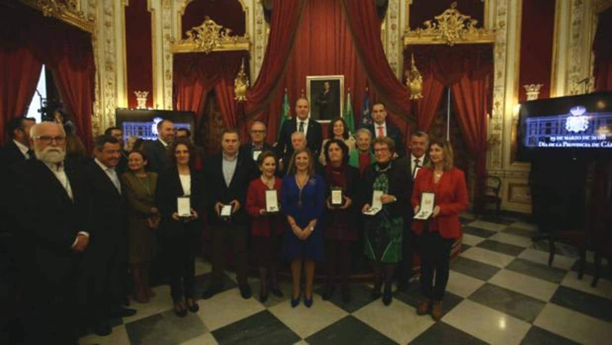 Foto de grupo de los distinguidos con la Medalla de la Provincia.