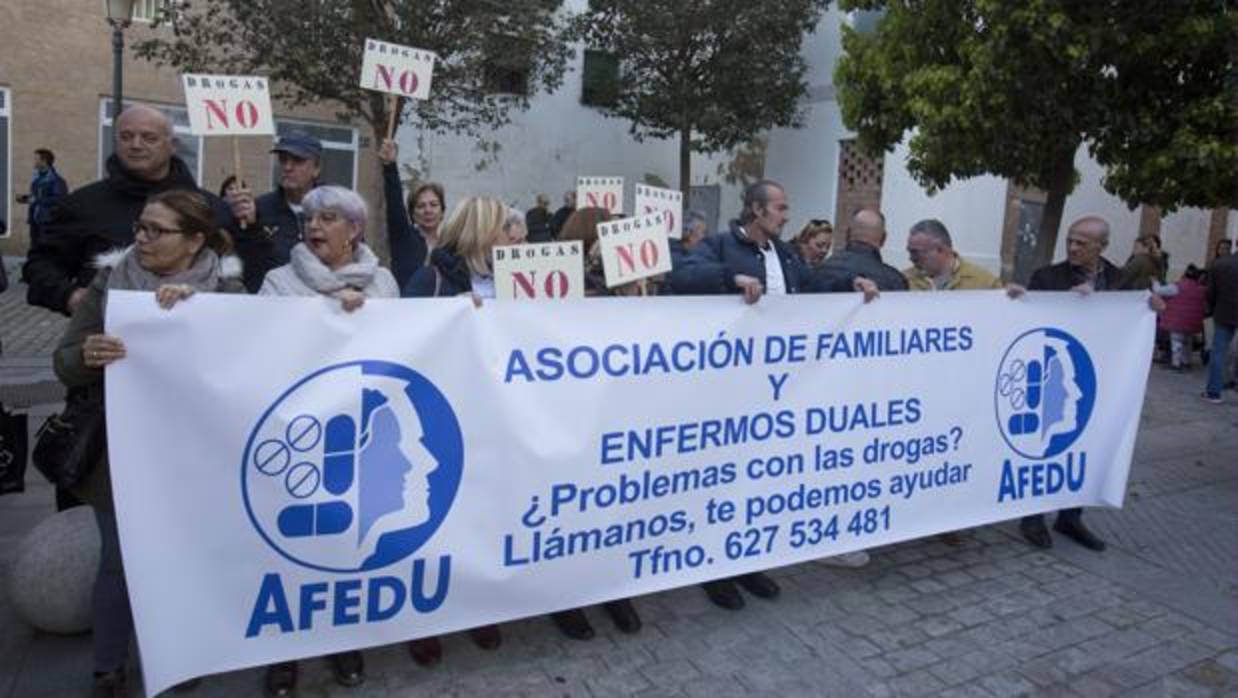 Vecinos y ciudadanos se manifestaron el pasado viernes por las calles del barrio de Santa María.