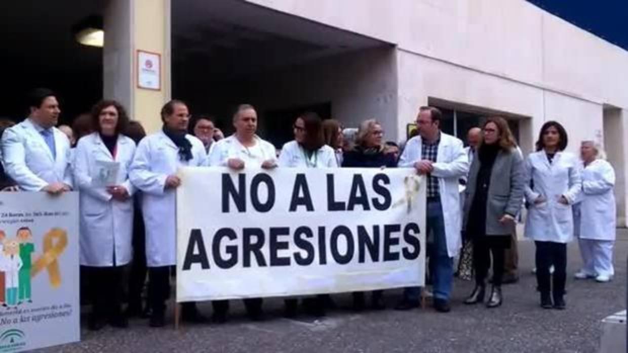 Satisfacción por la condena a dos años de prisión por agredir a tres médicos en el Puerta del Mar