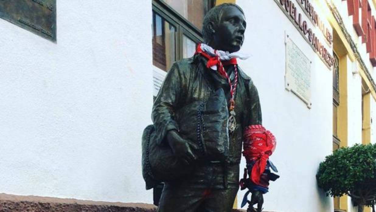 Improvisan como altar el monumento al cargador de San Fernando