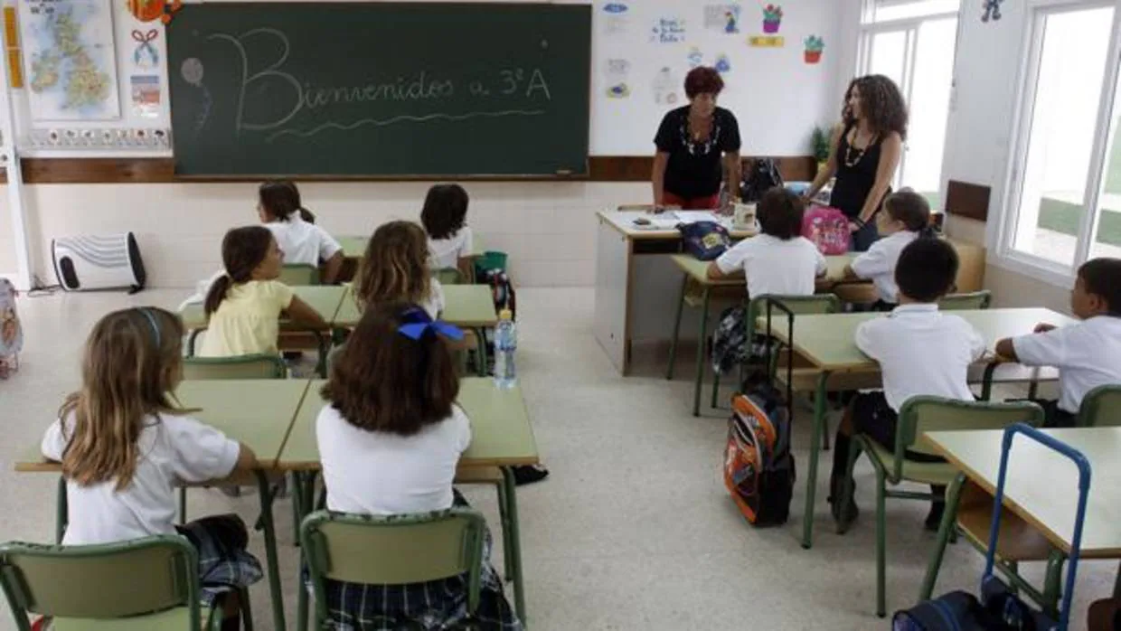 Los alumnos siguen con atención las explicaciones de sus profesoras en un colegio de la capital
