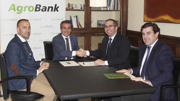 Firma del acuerdo de patrocinio de la feria entre el Ayuntamiento y Caixabank