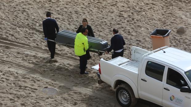 Muere un crucerista mientras intentaba rescatar a su hijo que hacía surf