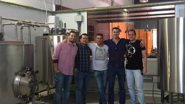 La cerveza Ocho Huellas se fabrica en Los Palacios y Villafranca