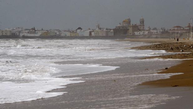 El tiempo en Cádiz: La AEMET eleva la alerta a naranja ante la peligrosidad de los vientos y el oleaje